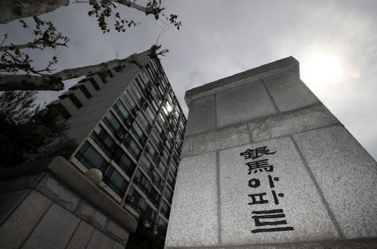 박원순 서울 시장이 재건축 사업을 거절한 은마아파트의 인기가 식고 있다. 전용 76㎡ 실거래가가 작년 9·13 대책 이후 6개월 만에 2억5000만원 하락했다.<연합뉴스>